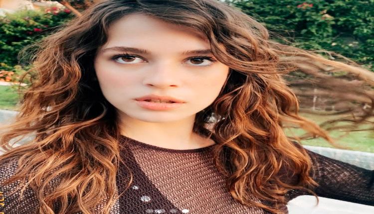 من هي التركية هيلين إلفيرين بطلة مسلسل «ما زلت في السابعة عشر»؟.. رحلتها من منصة تيك توك إلى خشبة المسرح