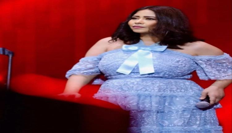 شيرين عبد الوهاب تتألق بفستان أزرق باستيل بتفاصيل رومانسية