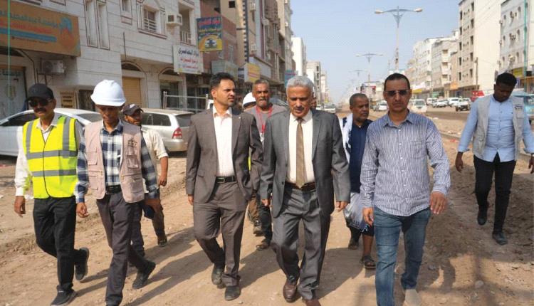 بتوجيهات وزير الأشغال.. رئيس صندوق صيانة الطرق يتفقد مشروع خط التقنية–إنماء بعدن ويؤكد أهمية تسريع وتيرة الإنجاز