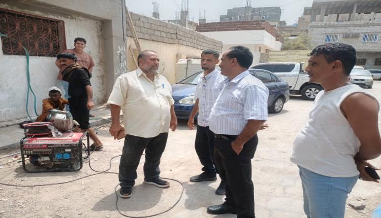 مدير عام خورمكسر يطلع على أعمال استبدال خط الصرف الصحي في حي القاعدة الإدارية