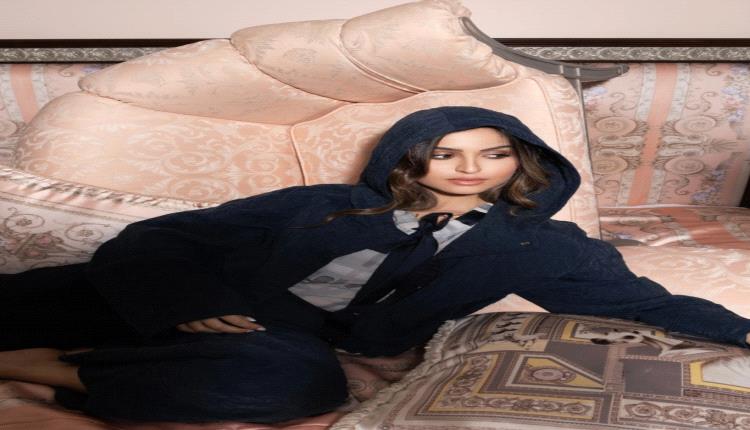 حلا الترك تتألق بإطلالة عصرية داكنة من دار إمبوريو أرماني