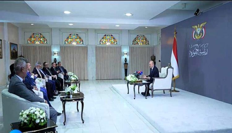 لماذا دعا العليمي لحوار جنوبي وهرب من الحوار الشمالي؟"..إعلامي جنوبي يوضح