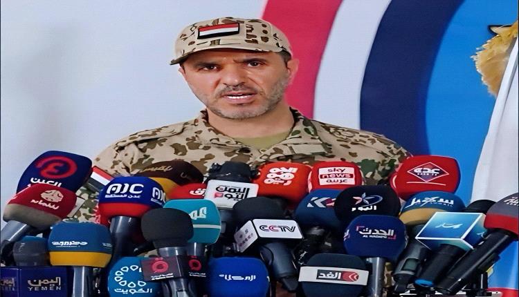 40 صاروخ و50 مسيرة".. صحفي يكشف ما يحدث الآن في المخا