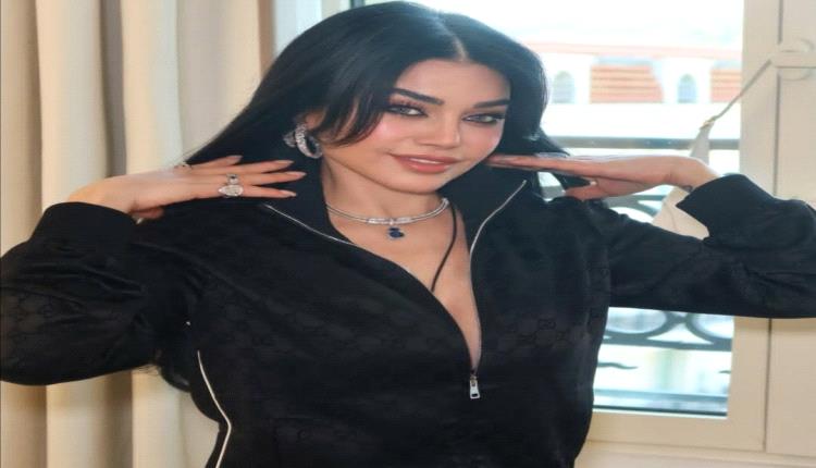 هيفاء وهبي ترفع العلم اللبناني في حفلها بالسويد وتقبل يد معجبة