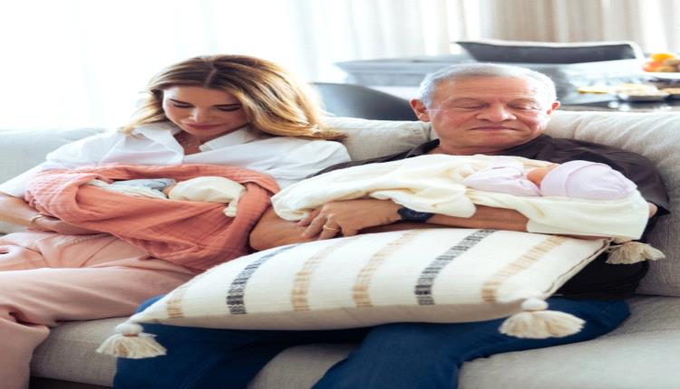 الملكة رانيا تشارك الصور الأولى مع الملك عبدالله لتوأمتي الأميرة إيمان