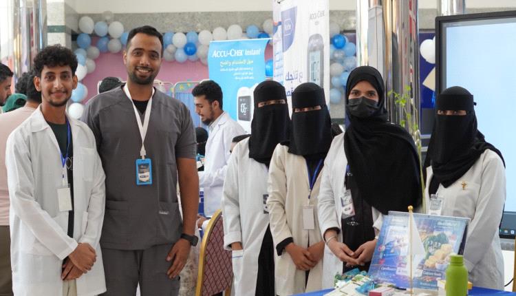بعيادات مجانية.. جامعة الريادة تدشن جناحها في مهرجان "العودة للمدارس" بعدن