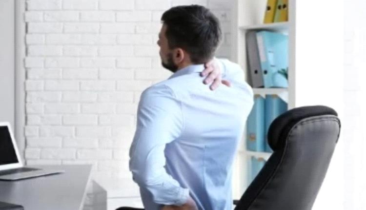الجلوس الطويل في العمل يتلف عمودك الفقري.. والرياضة وحدها لا تكفي لإصلاحه