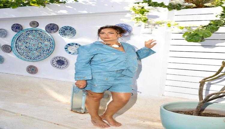 هند صبري تتألق  بطقم صيفي ناعم باللون الأزرق الفاتح