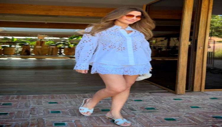 نانسي عجرم تتألق بطقم أبيض مخرّم بتفاصيل لافتة