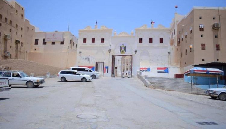 ضمن حملة "هويتي جنوبية".. شباب الغضب في شبام يرفعون أعلام الجنوب وصور الرئيس الزُبيدي
