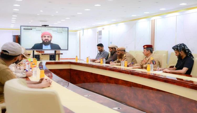 المحرّمي يعقد اجتماعاً عبر الاتصال المرئي مع قيادة محور المشاة والإسناد الثالث بالضالع