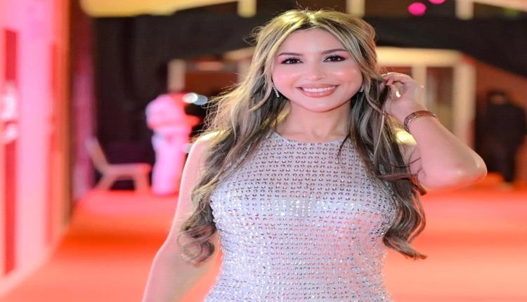 جنات توجّه رسالة الى رنا سماحة وهي ترد بعد مشاركتهما الغناء على المسرح