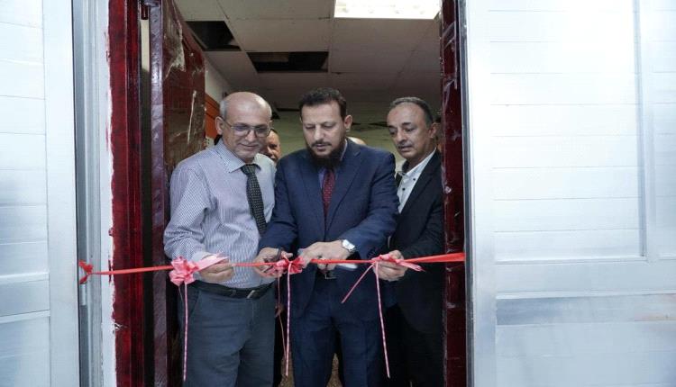 محافظ العاصمة عدن يتفقد سير العمل في مستشفيي الأمراض النفسية والصداقة بالشيخ عثمان