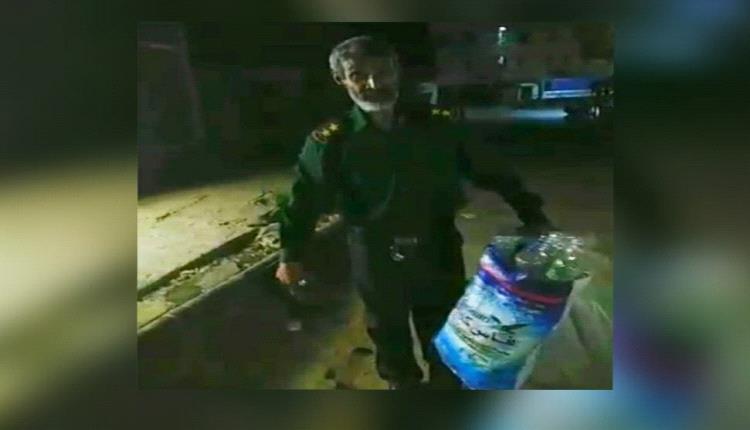 أربعة أشهر بلا رواتب.. نقيب في البحث الجنائي يجمع علب المياه لإعالة أسرته