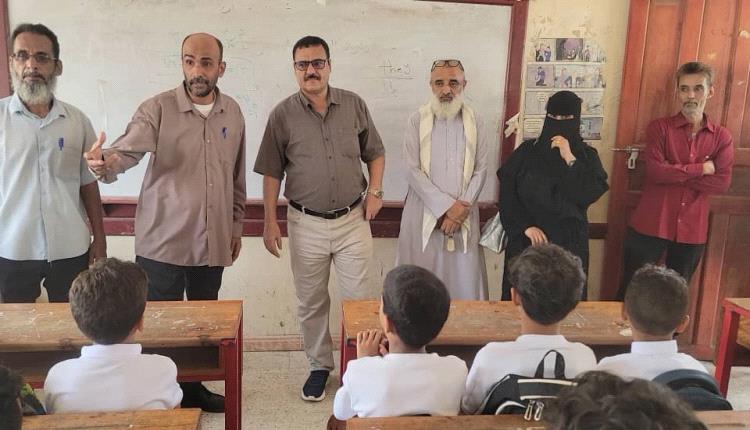 مدير البريقة يشيد بمستوى إقبال الطلبة وإنتظام المعلمين في أول أيام العام الدراسي الجديد
