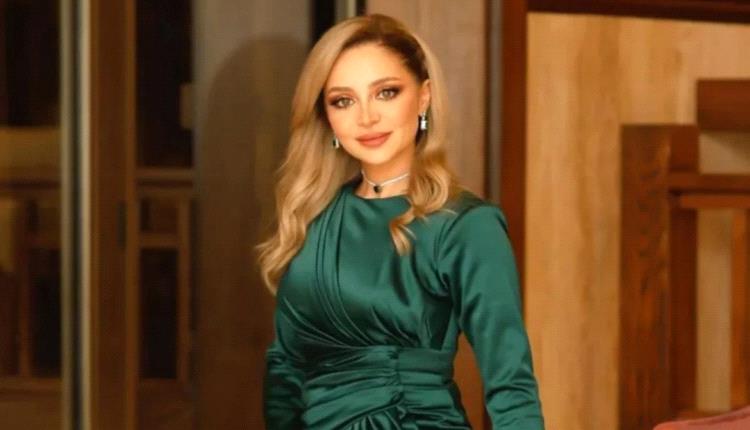 روزينا لاذقاني تتصدر الترند بسبب بكائها أمام مجسّم سجن صيدنايا