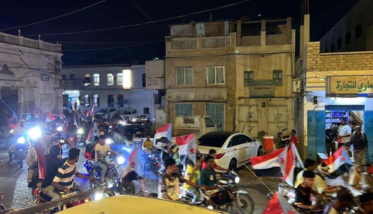 مسيرة جماهيرية حاشدة بالمكلا تجوب أحياء المدينة دعمًا للرئيس للزُبيدي ورفضًا لاستهداف مؤسسات الجنوب