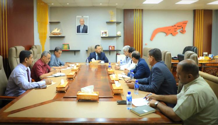 محافظ عدن يناقش أوضاع المتقاعدين والإشكاليات التي تواجه عمل هيئة التأمينات والمعاشات