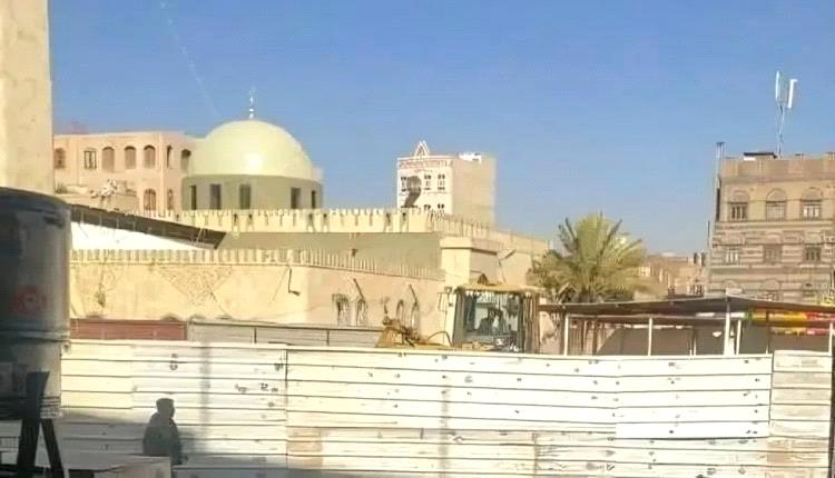الحوثـ.ـيون يحولون ساحة مسجد شهير في صنعاء إلى محال تجاري