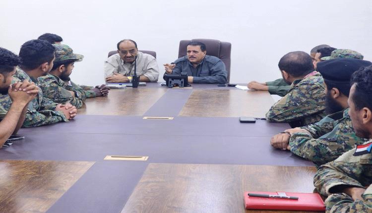 نائب مدير أمن عدن يلتقي مشرفي كاميرات المراقبة في اقسام الشرط ويشدد على الجاهزية الفنية