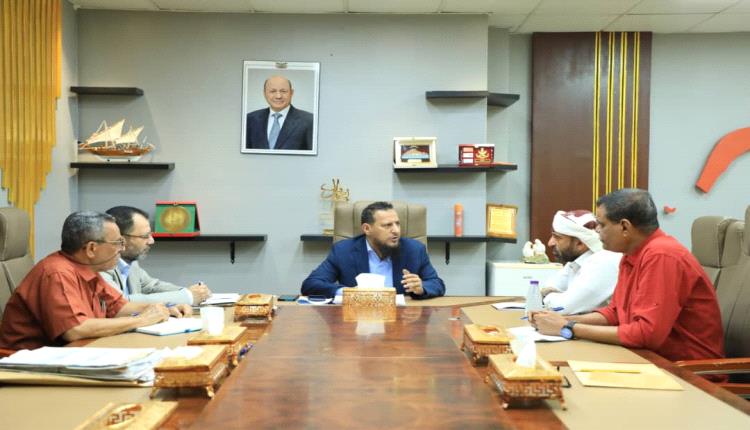 محافظ عدن يناقش مع مدير عام مكتب الواجبات الزكوية آليات تعزيز الإيرادات وتحسين الأداء