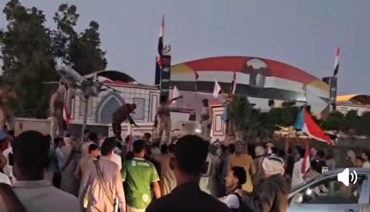 قوات الطوارئ اليمنية تطلق النار على المتظاهرين بالقرب من مطار سيئون