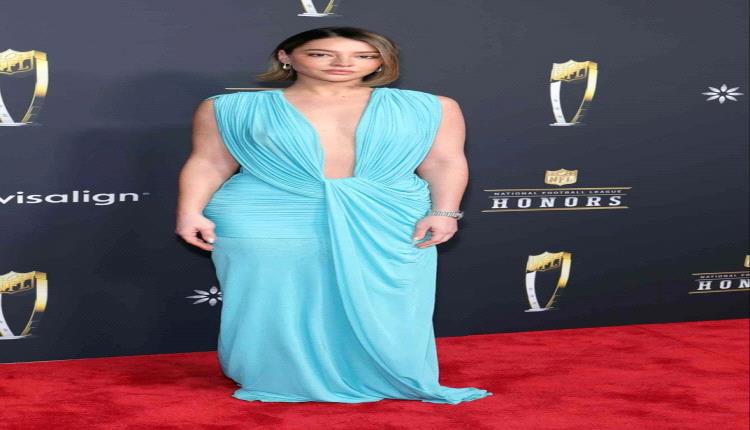 ستايل لافت… ماديلين كلاين تجمع بين فستان الشق العامودي وقصة الشعر القصيرة