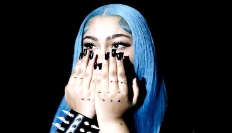 ظهور مثير للجدل لنورث ويست… 12 ثقباً في يدها يفتح باب الانتقادات