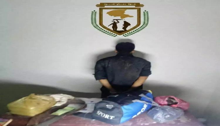 قوات دفاع شبوة تضبط احد المطلوبين أمنياً على ذمة قضية سرقة سيارة