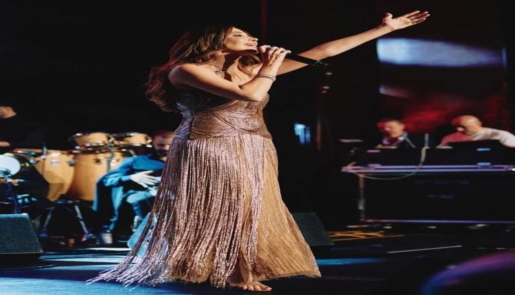 "أناقة نانسي عجرم تتجسد في فستان ناعم مع شراريب ذهبية"