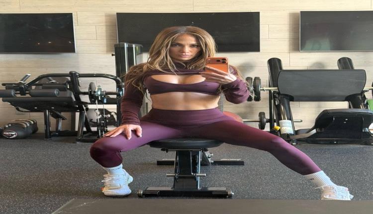 "أناقة يومية: جينيفر لوبيز تخطف الأنظار بإطلالة رياضية"