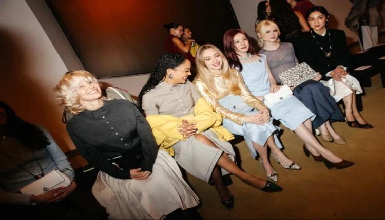 "إطلالات مذهلة من آن هاثاواي وباميلا أندرسون في أسبوع الموضة بنيويورك"