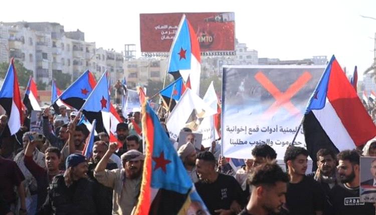 مسيرات راجلة تجوب عدن لليوم الثالث دعما لـ«الانتقالي» ورفضا للإخوان