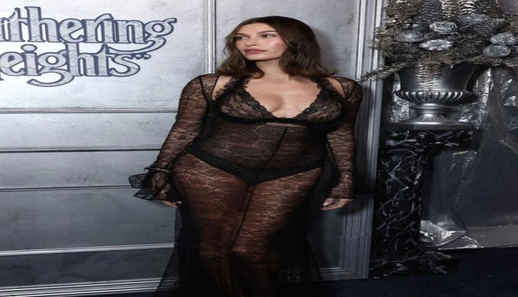 "إطلالة كلاسيكية وعصرية.. هايلي بيبر بفستان دانتيل أسود"