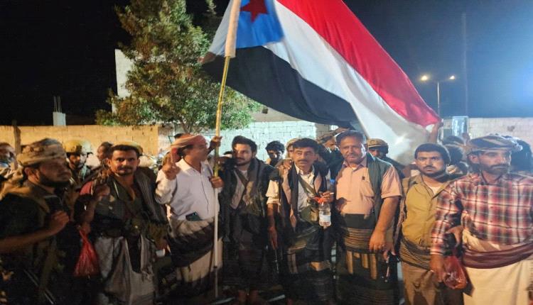 فيما حشود المحفد تصل.. قيادات عسكرية وامنية تتوافد الى ساحة الاعتصام بزنجبار