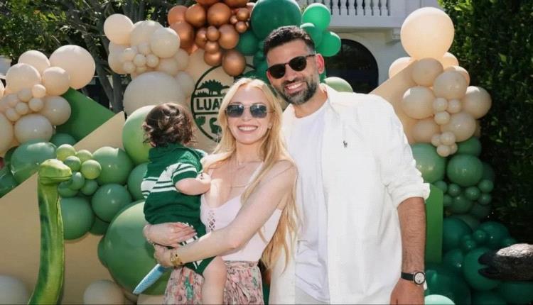 "ليندسي لوهان تشارك لحظة خاصة بشعر ابنها لؤي الداكن والطويل"