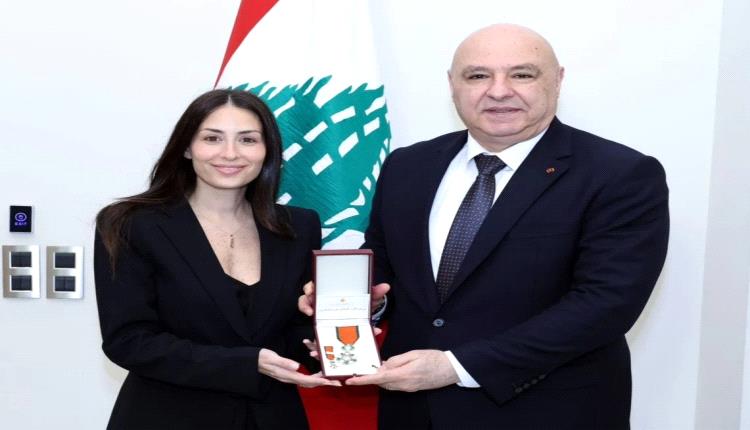 "تكريم رسمي.. الرئيس اللبناني يلتقي هبة طوجي بعد نيلها وسام الأرز"