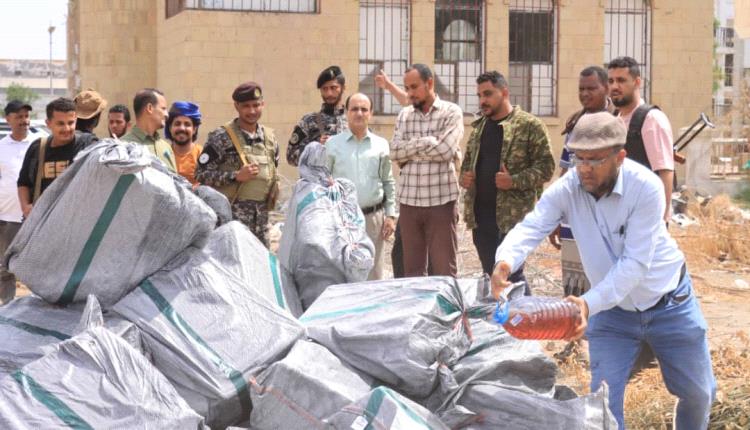 مدير عام دارسعد يشرف على عملية ضبط واتلاف ( إحراق ) كميات من السجائر المهربه