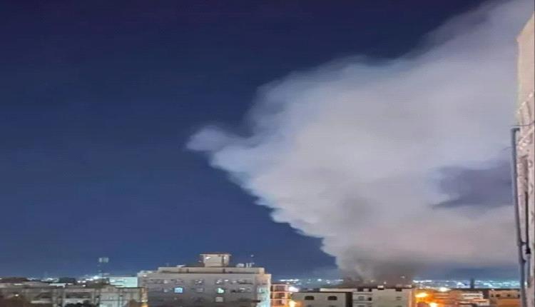 مقـ.ـتل واصـ.ـابة 30 شخصاً في حـ.ـريق التهم أحد أشهر المراكز التجارية بمأرب