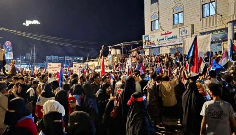 وكالة خليجية تسلط الضوء على استهداف المتظاهرين أمام قصر معاشيق بعدن