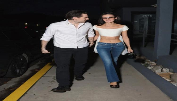 نيكولا بيلتز تعيد صيحة التوب البيضاء بأسلوب عصري أنيق