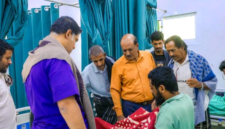 هرهرة يتفقد جرحى ومصابي تظاهرة معاشيق ويؤكد على حق التظاهر السلمي ويستنكر قمع المتظاهرين