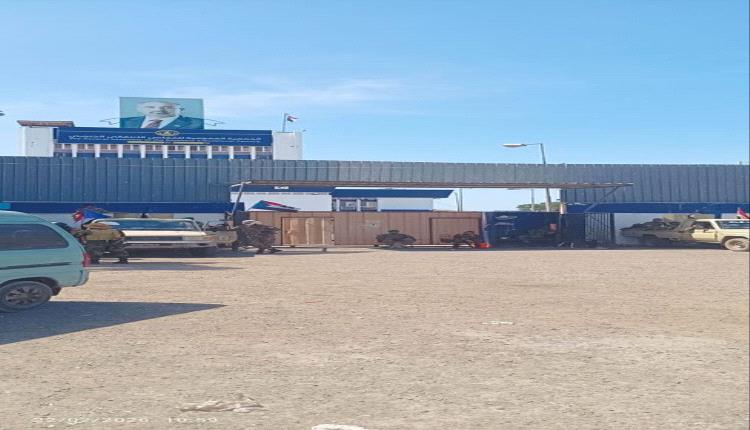 قوة أمنية تغلق مقر الجمعية الوطنية التابعة للمجلس الانتقالي الجنوبي  وتمنع الموظفين من الدخول