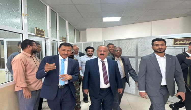 وزير النقل يتفقد سير العمل في ديوان عام الوزارة بعدن