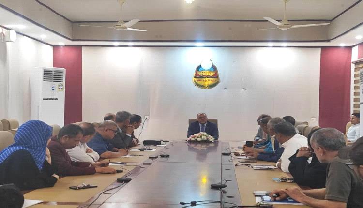 وزير التربية والتعليم العبادي يتفقد سير العمل بوزارة التربية بعدن