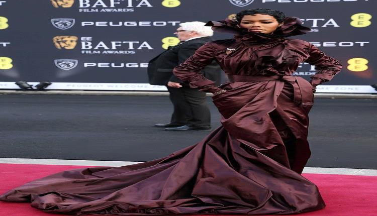 تيانا تايلور تثبت أن البرغندي نجم الموسم بإطلالتها الأخيرة