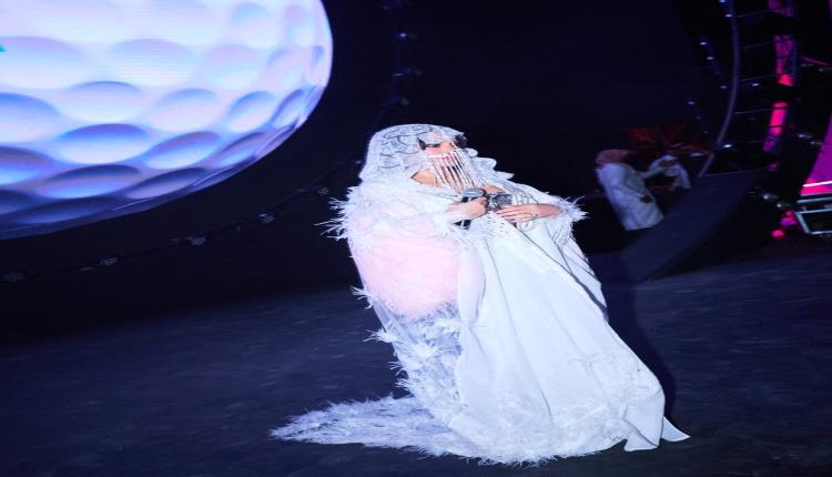 البرقع في عالم الموضة.. ما الذي يعكسه في إطلالات النجمات المعاصرات؟