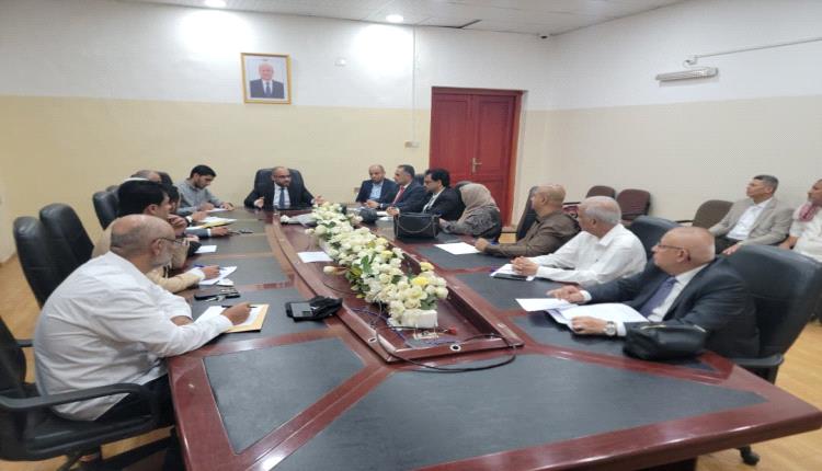 وزير الاتصالات وتقنية المعلومات يعقد اجتماعًا موسعًا بقيادات الوزارة