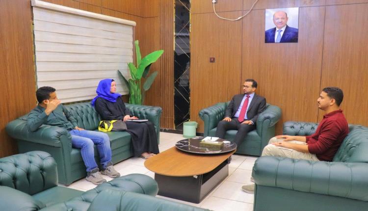 وزير الخدمة المدنية والتأمينات يلتقي رئيسة بعثة أطباء بلا حدود البلجيكية.