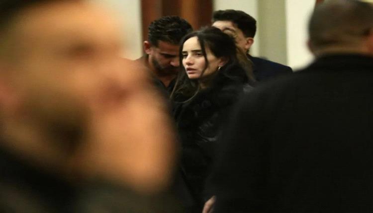 زينة تتلقى التعازي من زملائها في الوسط الفني وسط مشاهد مؤثرة